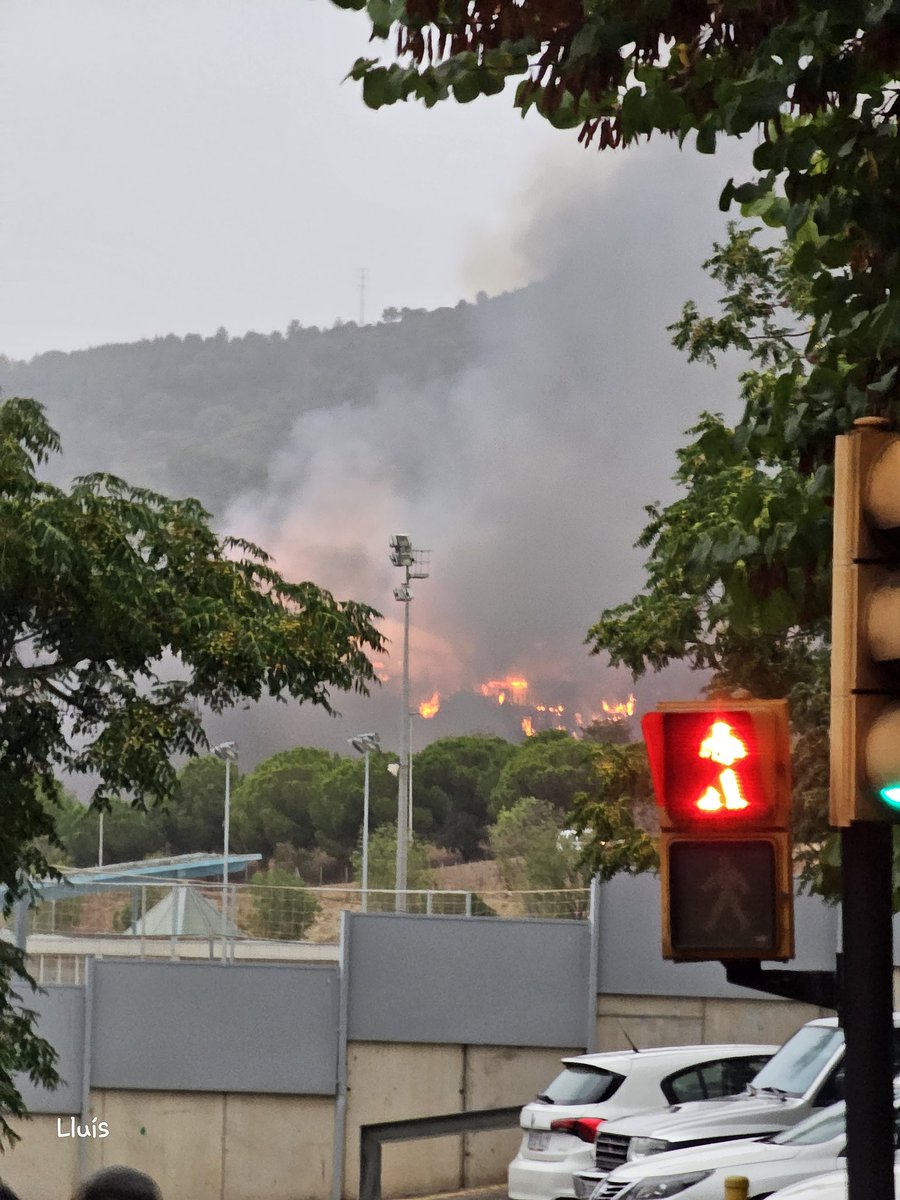 llam1's tweet photo. Els efectes d'un llamp que ha caigut sobre les set a Sant Feliu de Llobregat 
@comandotibidabo https://t.co/HDOSedTLn0