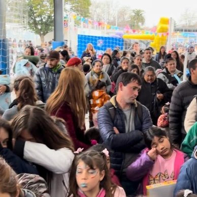 PacEducativo's tweet photo. ¡Reviví con estas imágenes el emocionante y multitudinario festejo del Día de la Niñez en Pilar! Disfrutamos de juegos, sorteos y mucha diversión en el Club Municipal de Del Viso. Gracias a todos por sumarse. @municipiopilar @federicoachaval #DíaDeLaNiñez #MunicipioDePilar https://t.co/FYSW61Ffjs