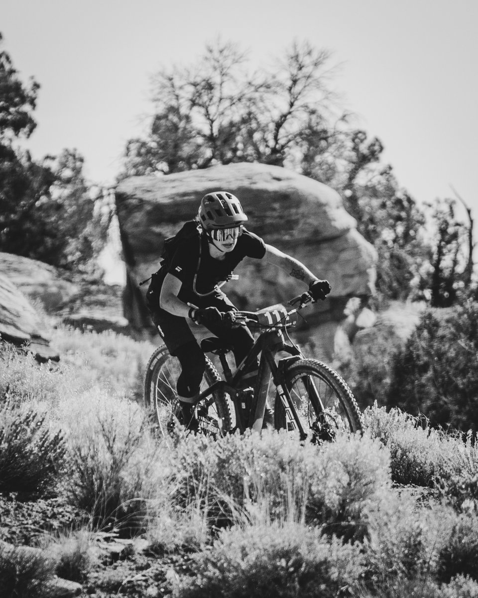 seanbenesh's tweet photo. Hanging out at @rezduro on Navajo land last weekend for @trailbuildermag was a memorable and spectacular time. What a fantastic event and even better people. Stay tuned for the upcoming article and photo gallery through the magazine.

Here are a few b/w pics from race day. https://t.co/Ld6vJZ2apX