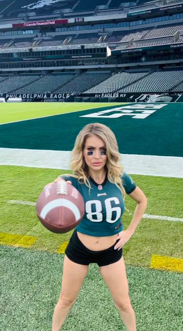 Who&rsquo;s watching football today? #NFL #Eagles #cheerleader https://t.co/7mRAbNLqMm<a href="/tag/nfl"class="tags">#NFL</a><a href="/tag/eagles"class="tags">#Eagles</a><a href="/tag/cheerleader"class="tags">#cheerleader</a>