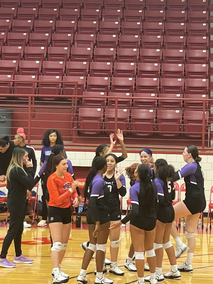 _HumbleSoftball's tweet photo. HHS Volleyball once again to the ship! #AllWeDoIsWin
#HHSNextlevel
#WeAreHumble
@Humble_VBall
@HumbleISD_HHS
@Coach_RobMurphy
@MrCosby_HHS
@HumbleISD_Ath
@HumbleISD https://t.co/iar53OiFrv