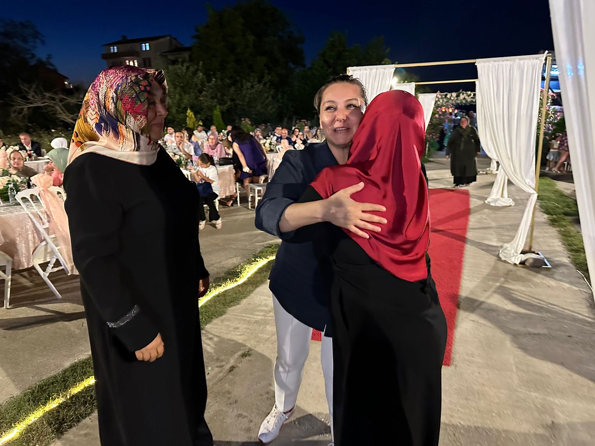 serap_ekmekci's tweet photo. Cide Kadın Kolları Başkanımız  Sayın Sebahat Ayçin’in kızı Sayın Tuğba Karan ve Sayın Ali Tutgun çiftinin düğün merasimindeyiz...
Genç çiftimizi ve kıymetli ailelerini tebrik ediyorum..
Mutlulukları daim ve baki olsun. https://t.co/pT0JjB8EAv