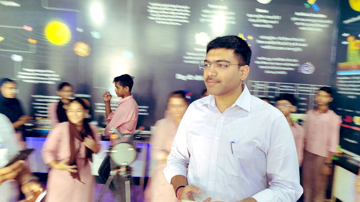 mbansal_ias's tweet photo. The surprise inspection of Composite School Gunnaur came as a pleasant surprise. It was delightful to see students able to explain concepts of science with great clarity and confidence. The science labs in primary schools have added to the results. @ChiefSecyUP @ias_aunjaneya https://t.co/lGFTKVGiD5
