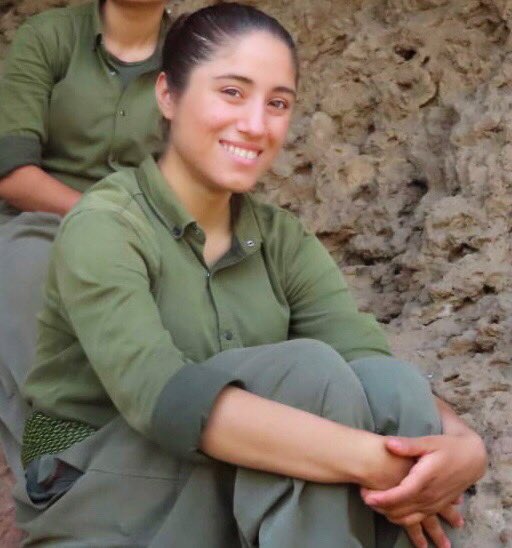 Denizorak_bagok's tweet photo. Zeynep Kaya (Mesken nisêbîn
Simanur kaya(Mesken Bagok
biri Hala diğeri yeğen ve onlardan öncede iki amca ve bir çok yeğen kuzen…sözün gerçekten bittiği yer şairin dediği gibi aşk olsun size çocuklar aşk olsun.. https://t.co/6QmTupoDjf