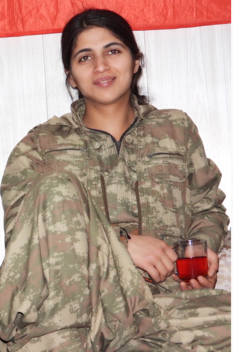 Denizorak_bagok's tweet photo. Zeynep Kaya (Mesken nisêbîn
Simanur kaya(Mesken Bagok
biri Hala diğeri yeğen ve onlardan öncede iki amca ve bir çok yeğen kuzen…sözün gerçekten bittiği yer şairin dediği gibi aşk olsun size çocuklar aşk olsun.. https://t.co/6QmTupoDjf