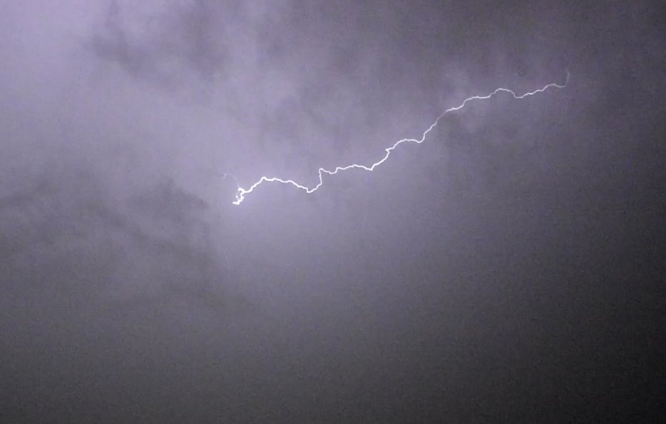 CecileGuimier's tweet photo. 📸⚡️ Orage vers 6h ce matin, pas simple de faire le point à moitié endormie mais ça a donné quelques clichés sympa :) le premier pris en photo, les deux suivants sont des images prises d'éclairs que j'ai filmés :)
#Lightning #photography #Toulouse https://t.co/dIusrSJo34