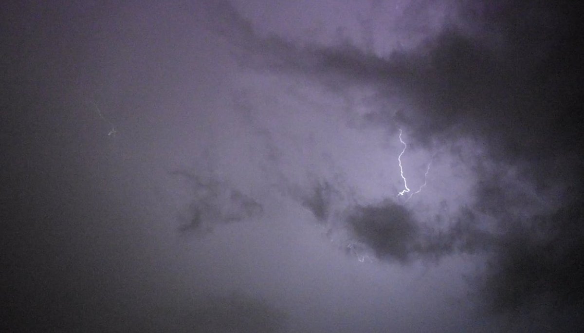 CecileGuimier's tweet photo. 📸⚡️ Orage vers 6h ce matin, pas simple de faire le point à moitié endormie mais ça a donné quelques clichés sympa :) le premier pris en photo, les deux suivants sont des images prises d'éclairs que j'ai filmés :)
#Lightning #photography #Toulouse https://t.co/dIusrSJo34