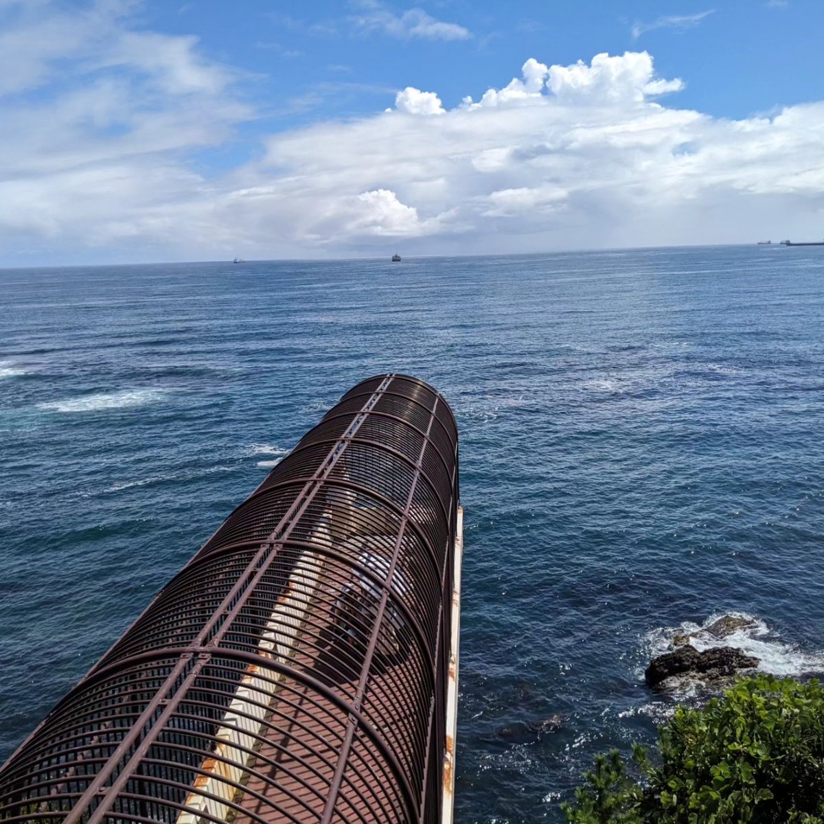 hiromeg's tweet photo. 福島県いわき市小名浜地区の三崎公園内・第4駐車場から東にある「三崎潮見台」です。海上に13ｍ突き出した展望ポイントの先端は海抜50ｍの断崖絶壁で鉄柵の間から望む景色は足が竦むほどの迫力です。螺旋階段屋上からの景色はとても素晴らしいです。
#いわき市　#小名浜　#三崎潮見台　#三崎公園 https://t.co/TVI3isK5bB