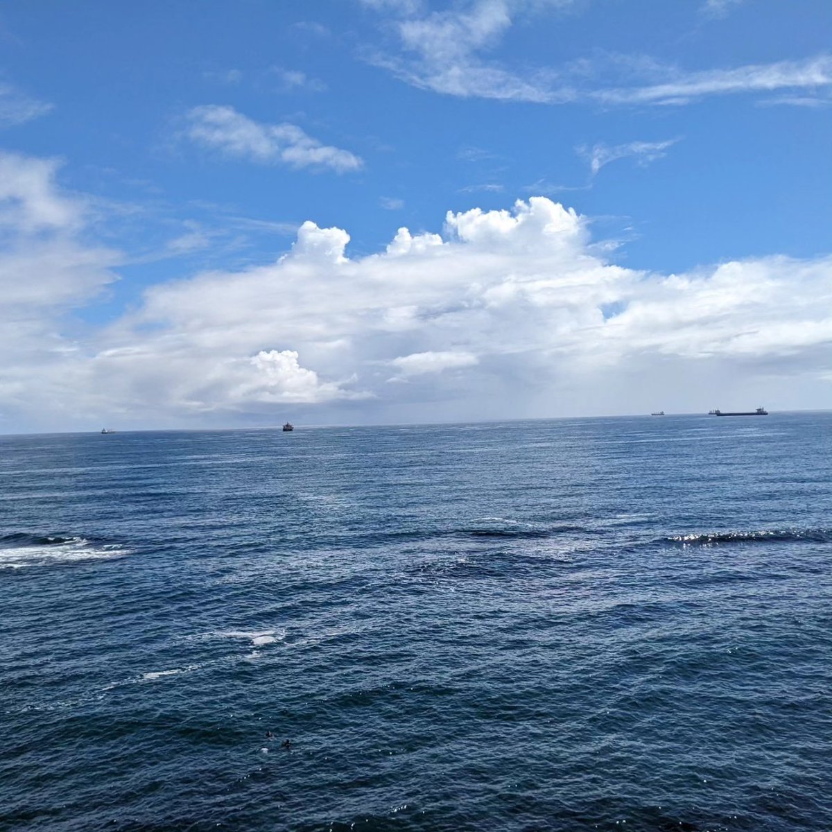 hiromeg's tweet photo. 福島県いわき市小名浜地区の三崎公園内・第4駐車場から東にある「三崎潮見台」です。海上に13ｍ突き出した展望ポイントの先端は海抜50ｍの断崖絶壁で鉄柵の間から望む景色は足が竦むほどの迫力です。螺旋階段屋上からの景色はとても素晴らしいです。
#いわき市　#小名浜　#三崎潮見台　#三崎公園 https://t.co/TVI3isK5bB