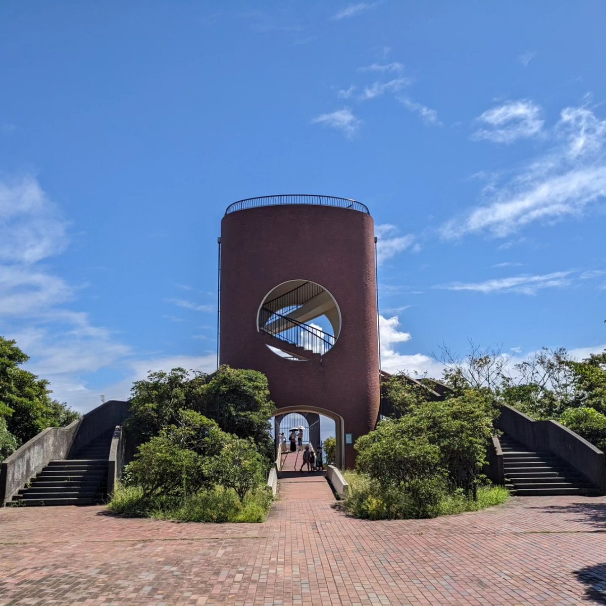 hiromeg's tweet photo. 福島県いわき市小名浜地区の三崎公園内・第4駐車場から東にある「三崎潮見台」です。海上に13ｍ突き出した展望ポイントの先端は海抜50ｍの断崖絶壁で鉄柵の間から望む景色は足が竦むほどの迫力です。螺旋階段屋上からの景色はとても素晴らしいです。
#いわき市　#小名浜　#三崎潮見台　#三崎公園 https://t.co/TVI3isK5bB