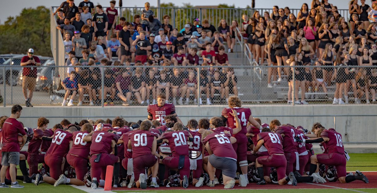 FuerteFoto's tweet photo. @DSISD @DripFB @OneTigerNation @DrippingTigers #FridayNightLights https://t.co/kslnajsWr3