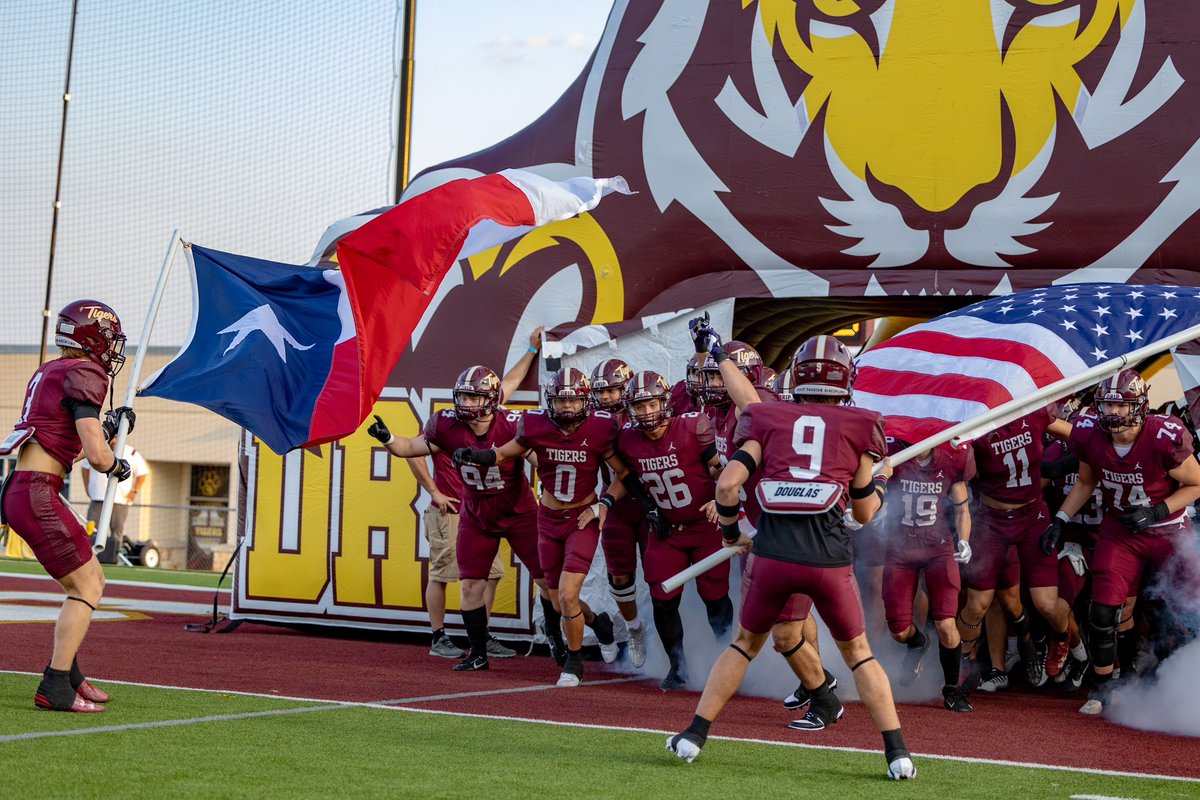 FuerteFoto's tweet photo. @DSISD @DripFB @OneTigerNation @DrippingTigers #FridayNightLights https://t.co/kslnajsWr3