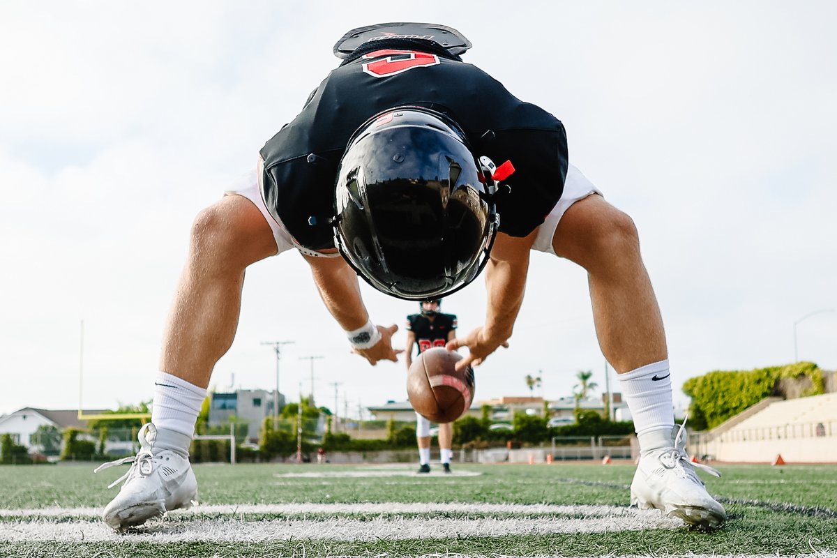 DavidFrerker's tweet photo. Did a mini photoshoot with the @LJHSVIKINGFB long snapper prior to yesterday's game. Was testing out the new RF 16mm 2.8. Nice lens. https://t.co/2KD2flQopM