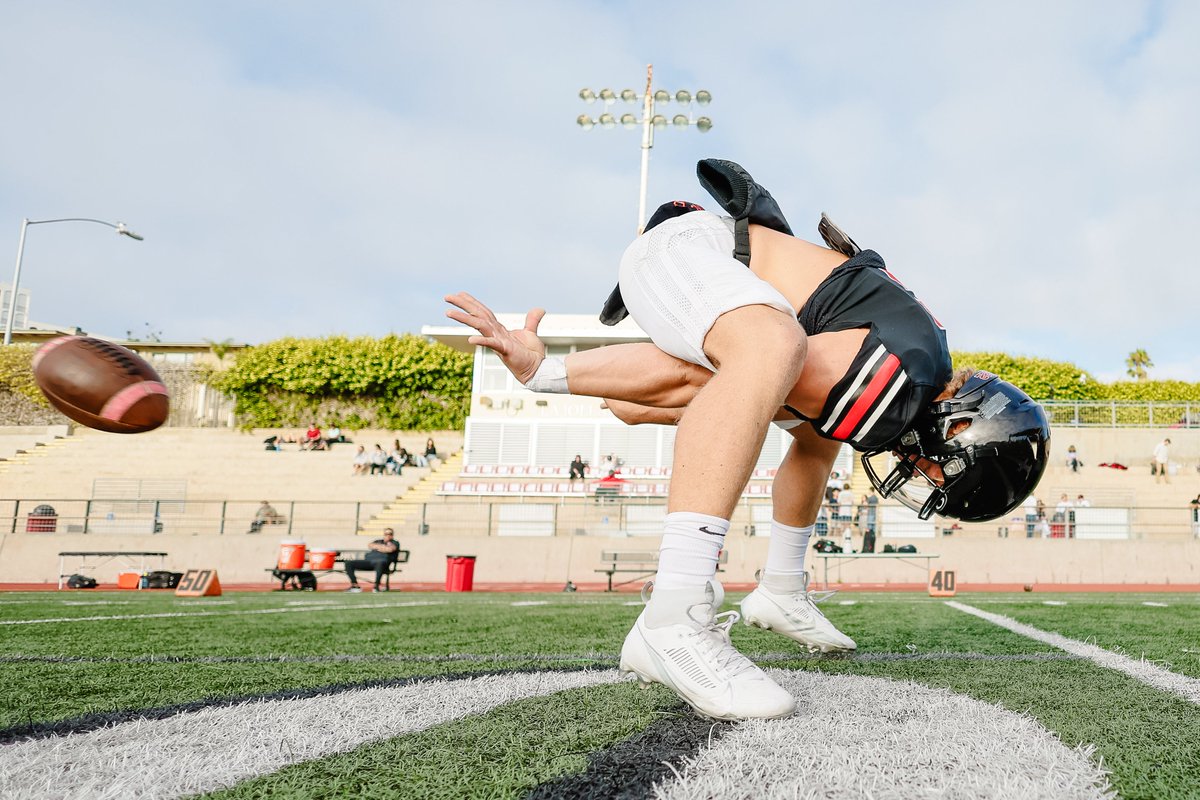 DavidFrerker's tweet photo. Did a mini photoshoot with the @LJHSVIKINGFB long snapper prior to yesterday's game. Was testing out the new RF 16mm 2.8. Nice lens. https://t.co/2KD2flQopM