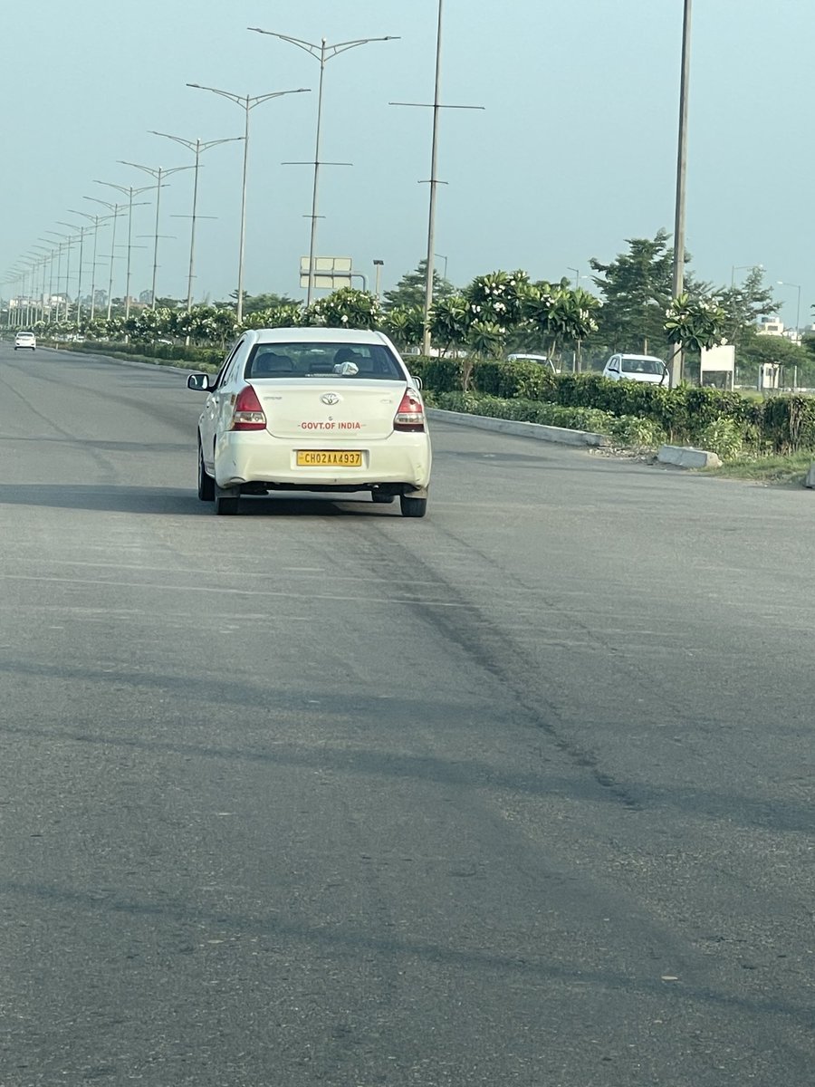 ltcdrsaurav's tweet photo. The traffic rules are being violated by everyone, and the saddest part is the vehicles plying with GOI insignia.The traffic situation in Punjab needs to be focused.A common  man would be fined for this offence, undue advantage of driving official vehicles #Trafficpunjab https://t.co/ojWynyRNUp