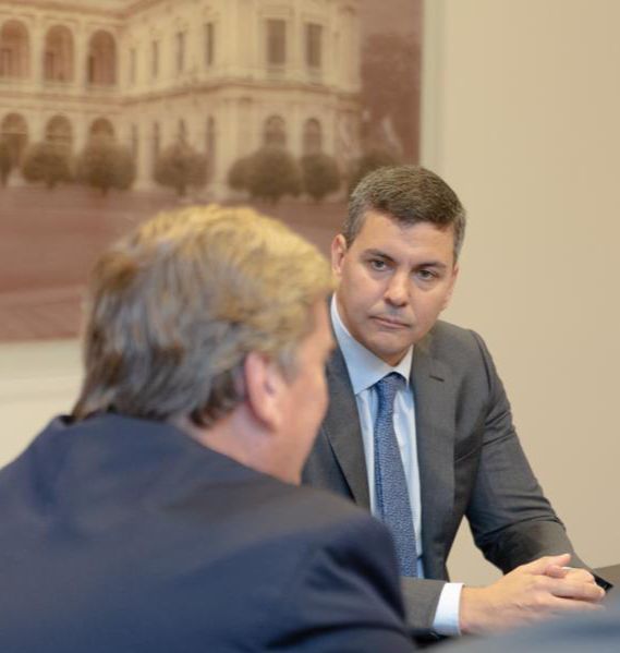 El jefe de la #moeuepy23 <a href="/GabrielMatoA/">Gabriel Mato Adrover</a> entregó el informe final de la misión al Presidente de la República <a href="/SantiPenap/">Santiago Peña</a>. Conversaron sobre las recomendaciones formuladas por los observadores y las posibilidades de implementarlas.