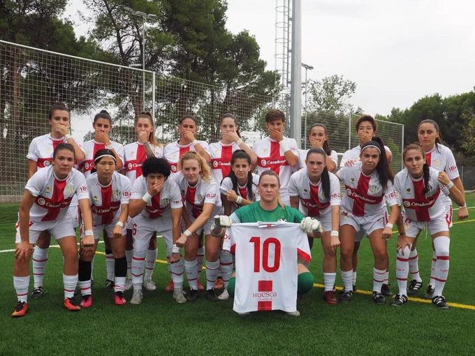 Erafutbolfem's tweet photo. 👏 Las jugadoras de la @SDHuescaFem mostraron una camiseta con el dorsal 10 en apoyo a @Jennihermoso https://t.co/ziqzRPAcyN