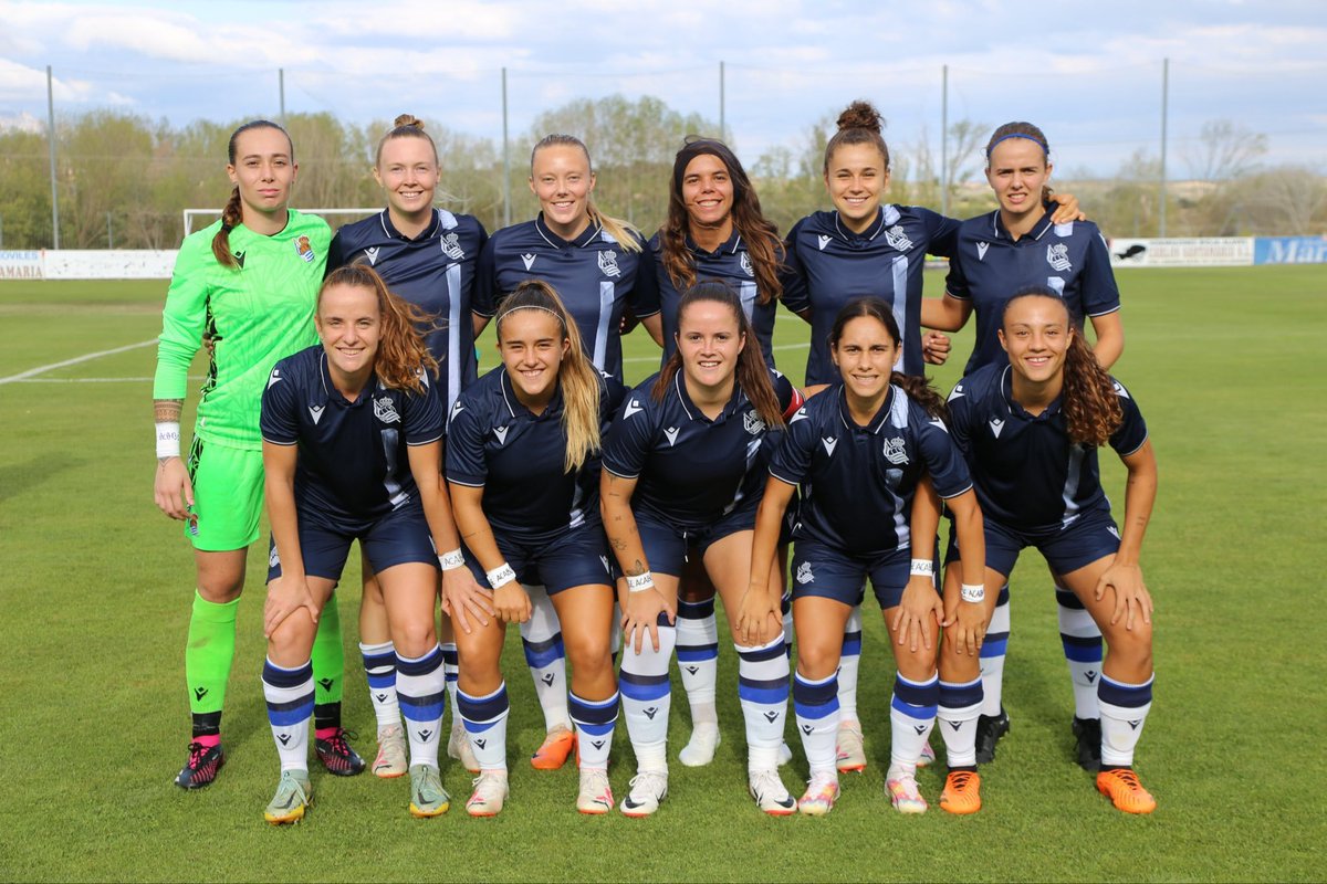 Erafutbolfem's tweet photo. 📸 Las jugadoras de la @RealSociedadFEM lucen una pulsera con el lema "Se Acabó" en su muñeca, en apoyo a @Jennihermoso https://t.co/QDjGpVqU81