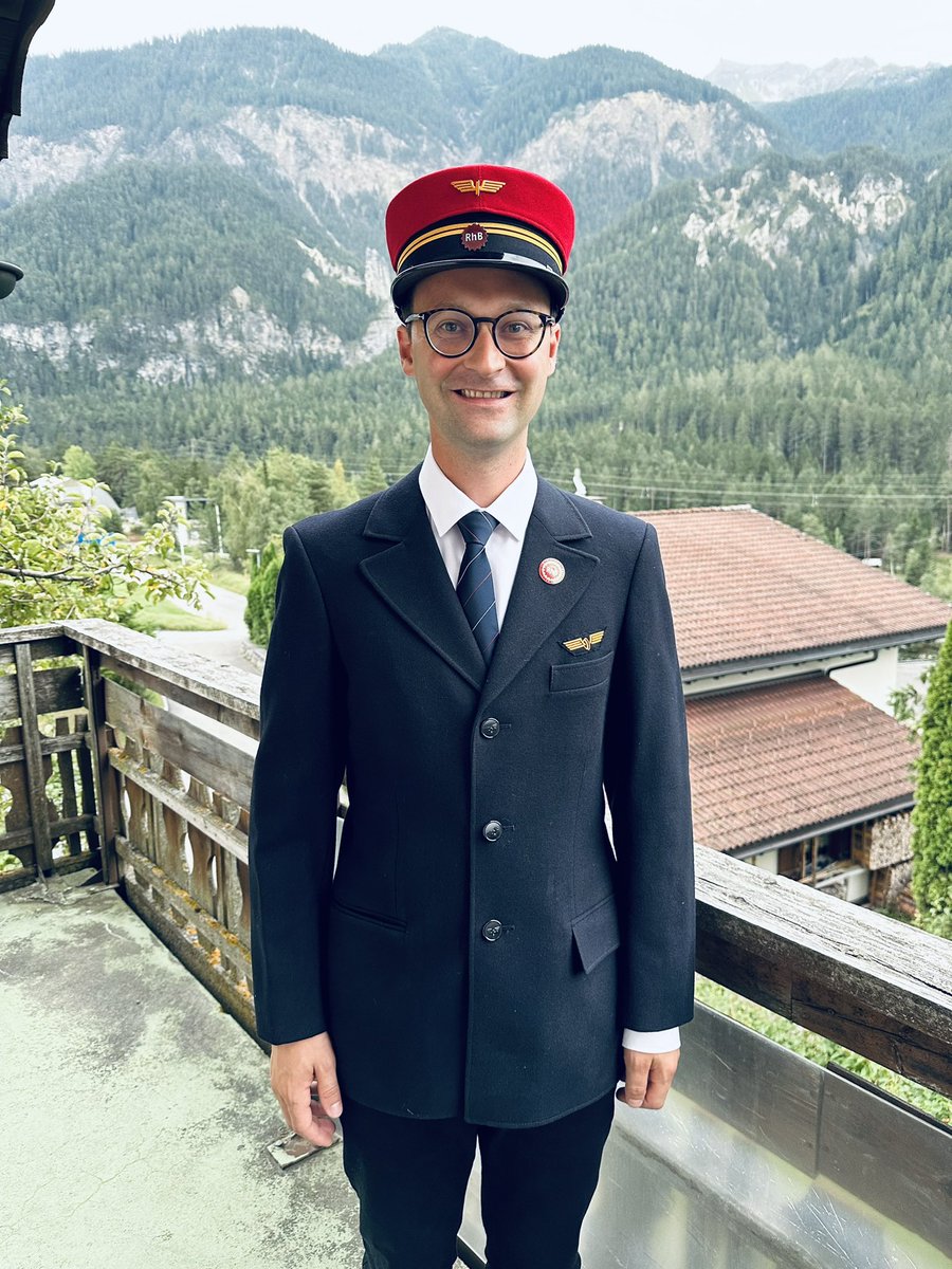 Einweihung des Steuerwagens 1711 heute in Filisur - ein würdiger Anlass mit angemessener Berufsbekleidung… 
<a href="/rhaetischebahn/">Rhätische Bahn</a>