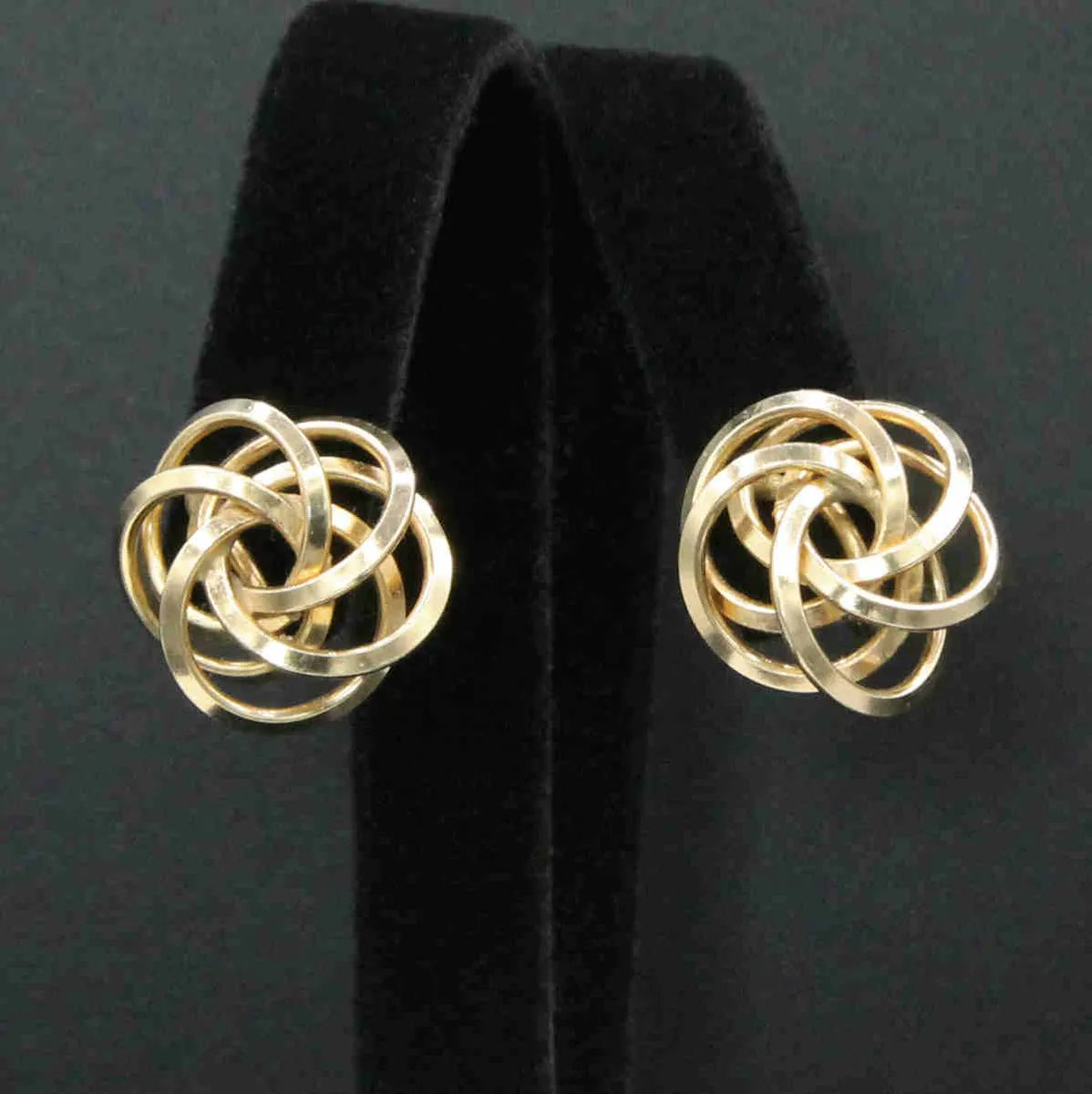 FlotsamMich's tweet photo. Ring of Circles Gold Filled Screwback Earrings https://t.co/JxeRE3O4WA #VintageJewelry #earrings #screwbacks #GoldFilled #TailoredJewelry https://t.co/vTgpaEe0g6