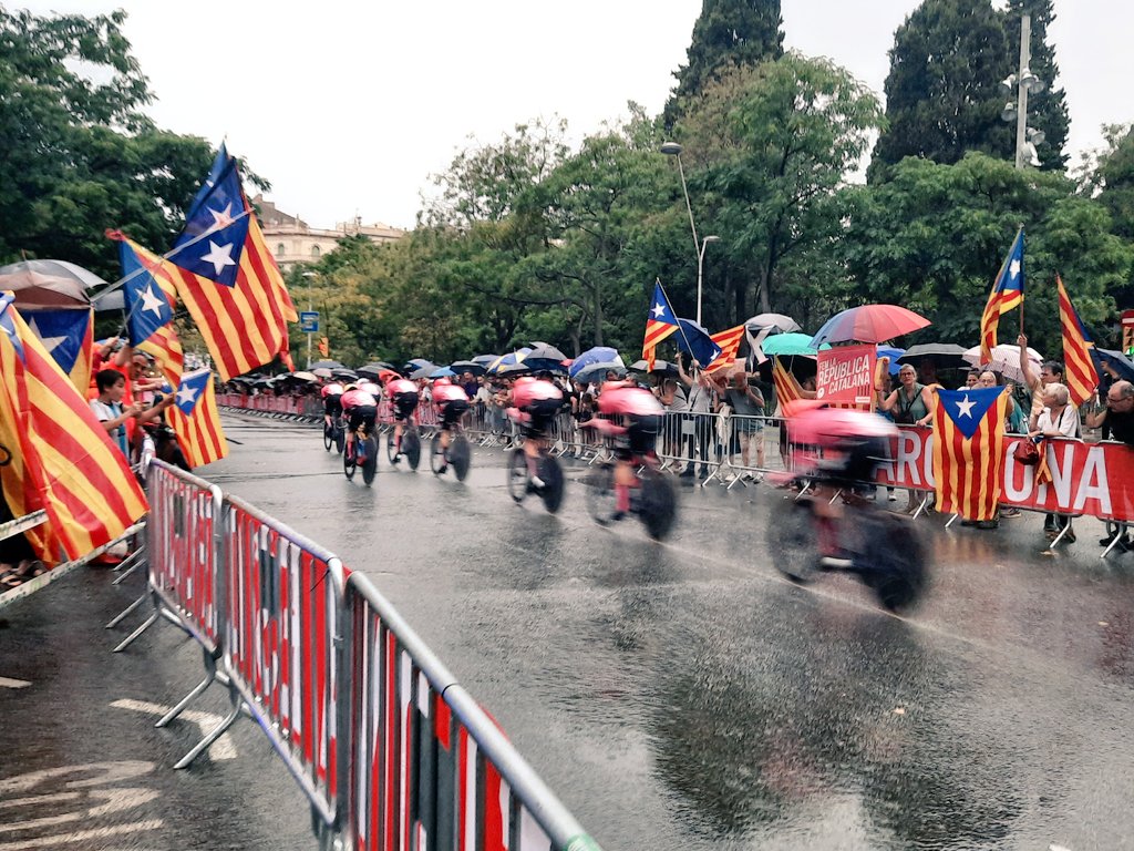 Rebent #LaVuelta23 per mostrar al món que #CataloniaIsNotSpain