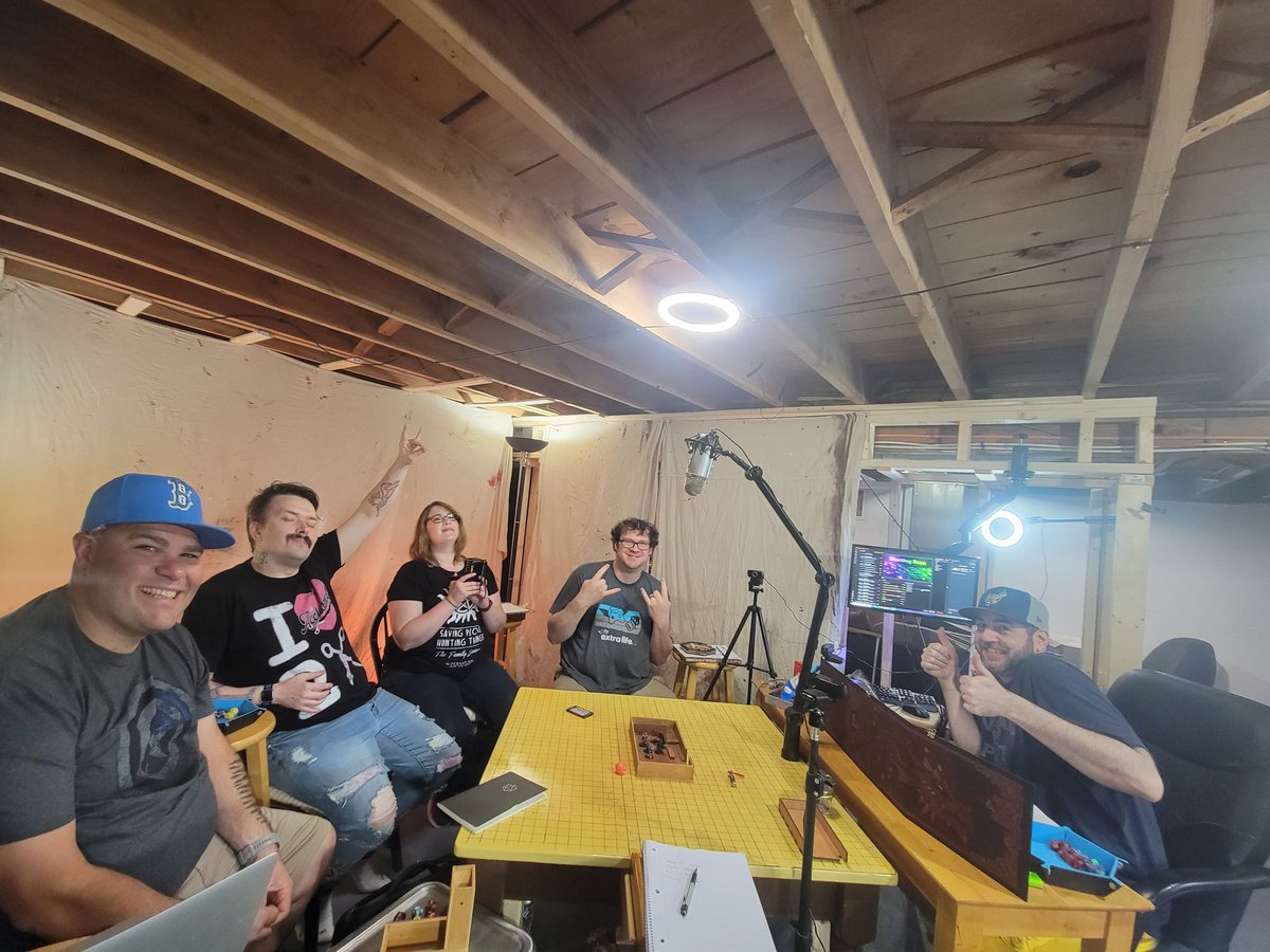 Starting soon with our first ever fully IN-PERSON DnD session!!!

Twitch.tv/dysfunctionalr…
