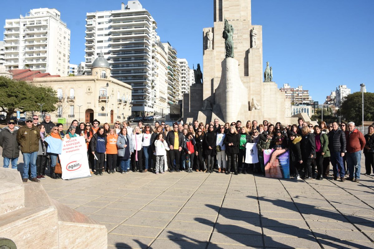 DanielaLeonTW's tweet photo. En el Día Nacional de la Solidaridad participamos del izamiento y homenaje a instituciones y organizaciones rosarinas que con compromiso, amor y dedicación trabajan a diario para ayudar a otros. Gracias por su entrega. https://t.co/jv7tMVnTOy