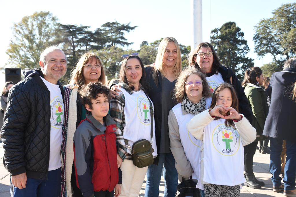 DanielaLeonTW's tweet photo. En el Día Nacional de la Solidaridad participamos del izamiento y homenaje a instituciones y organizaciones rosarinas que con compromiso, amor y dedicación trabajan a diario para ayudar a otros. Gracias por su entrega. https://t.co/jv7tMVnTOy