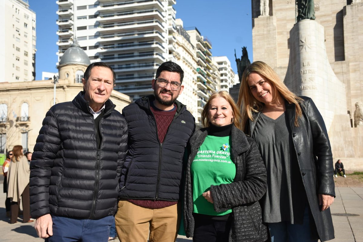 DanielaLeonTW's tweet photo. En el Día Nacional de la Solidaridad participamos del izamiento y homenaje a instituciones y organizaciones rosarinas que con compromiso, amor y dedicación trabajan a diario para ayudar a otros. Gracias por su entrega. https://t.co/jv7tMVnTOy