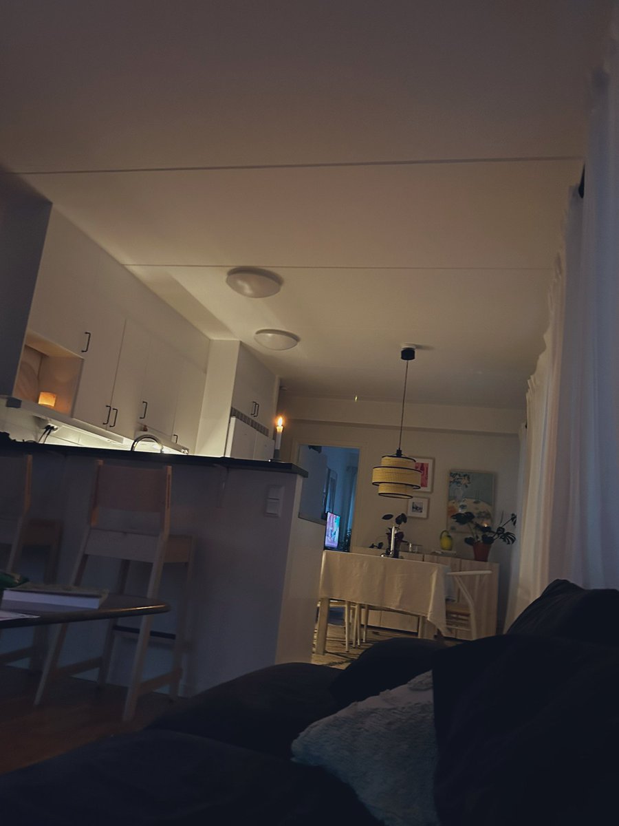 Jobannas's tweet photo. Att ha barn är dels att visa dom dina favoritfilmer - det är lika mycket att låta dom kolla på sina egna skitprogram på egen hand. Dagens lektion från en bonusmamma https://t.co/plc4XDYWEQ