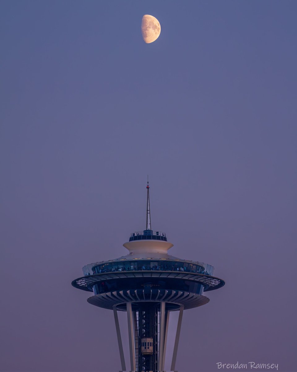 GM.
Last night's waxing 68% #Moon over <a href="/space_needle/">Space Needle</a> #Seattle #wawx #Weather #Space