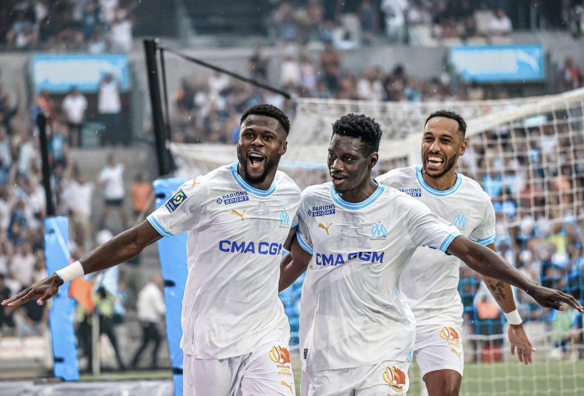 FranMassilia86's tweet image. 💙🤍⭐️💙🤍 L’OM mène à la mi temps mais l’OM n’a absolument aucune maitrise sur la rencontre.
On concède énormément d’occasions alors que ce système de jeu devrait nous permettre d’être plus solide .
Faut se ressaisir et vite !
#TeamOM 
#OMBREST 
#omsb