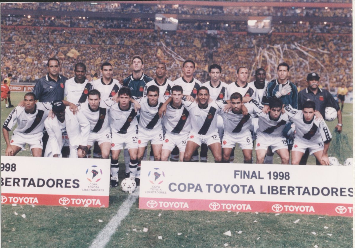 crvasco_br's tweet photo. Há 25 anos, no ano do seu Centenário, o Vasco conquistou a sua primeira Copa Libertadores, sagrando-se Bicampeão da América (1948-1998)! Bicampeão do Continente!

Classificado como então campeão brasileiro (1997) para a maior competição de futebol de clubes das Américas, em 1998, o Vasco teve um início difícil no Torneio.

Mas a equipe vascaína cresceu no momento certo e, demonstrando ser o “Time da Virada”, levou o Gigante para o topo do continente. 

O Vasco passou para as oitavas de final em segundo lugar de seu grupo, eliminando o Cruzeiro/MG nessa fase. Nas quartas de final, o Cruzmaltino eliminou o Grêmio/RS, que, na Primeira Fase, foi o líder do grupo do Vasco.

Na semifinal, o Vasco enfrentou o poderoso River Plate/ARG, cuja equipe era apontada como a melhor do continente e favorita ao título do torneio. No jogo de ida, realizado em São Januário, o gol de Donizete garantiu a vitória vascaína.

A partida de volta foi realizada no imponente Estádio Monumental de Nuñez, em Buenos Aires (ARG). Aos 37 minutos da etapa complementar, um antológico gol de falta de Juninho Pernambucano acabou com a festa dos rivais e fez explodir a torcida vascaína em todo o mundo. Surgia o “Gol Monumental”.

O Vasco conquistou a classificação para a tão sonhada final. No caminho, havia eliminado os últimos três campeões da Libertadores: Cruzeiro/MG, Grêmio/RS e River Plate/ARG.

Nas partidas da grande final, o time vascaíno conseguiu a vitória nos jogos de ida e de volta, sobre a equipe do Barcelona de Guayaquil, do Equador.

No primeiro jogo, em São Januário, ganhou de 2 a 0, e no jogo de volta, em Guayaquil/QUE, venceu a partida por 2 a 1. Nas duas partidas, os gols vascaínos foram marcados por Luizão e Donizete.

#VascoDaGama #Libertadores25anos