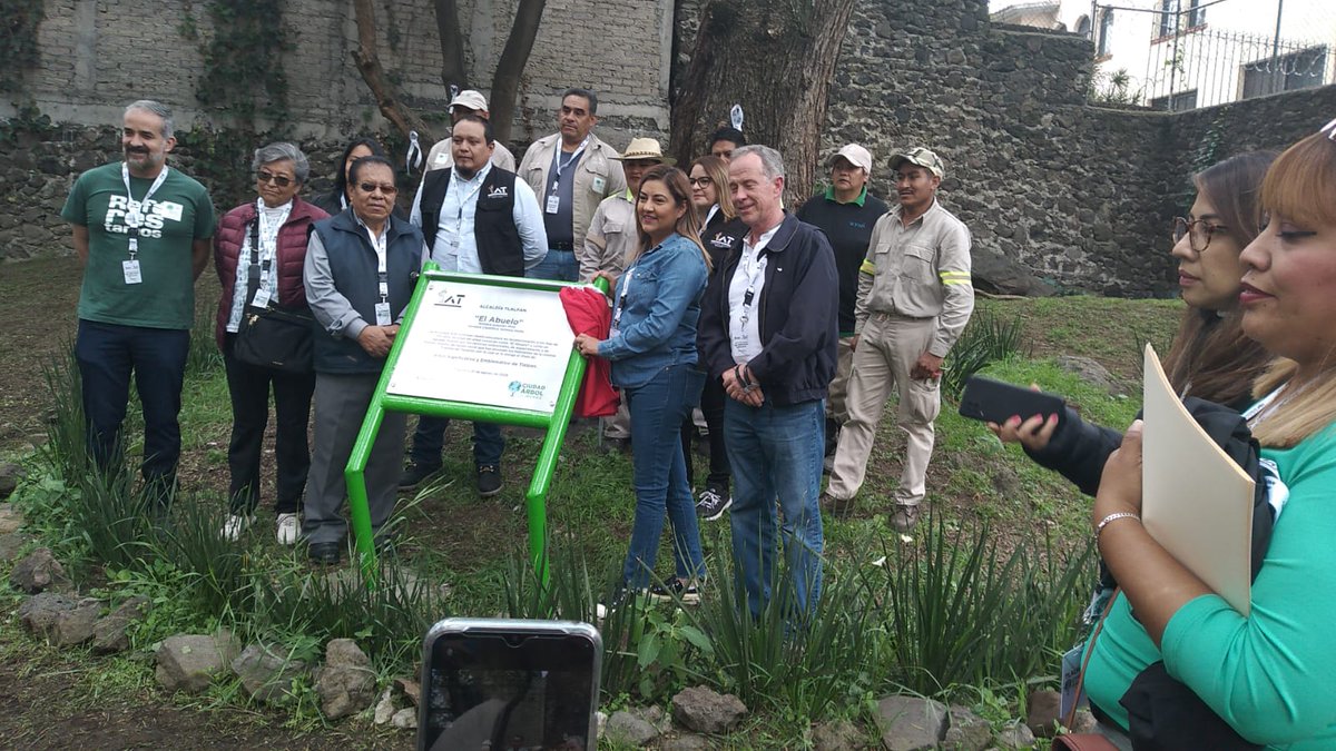 JL_Luege's tweet photo. En el Valle de México  llueven 6,500 Millones de m3 en el año. 3 veces más que todo el consumo. Pero NÓ aprovechamos nada: 70% se evapora, 20% nos inunda y una mínima parte se infiltra. La recuperación de parques como La Tortuga en Tlalpan con @alfagonzalezm son gran aportación. https://t.co/9H1MgL5obO