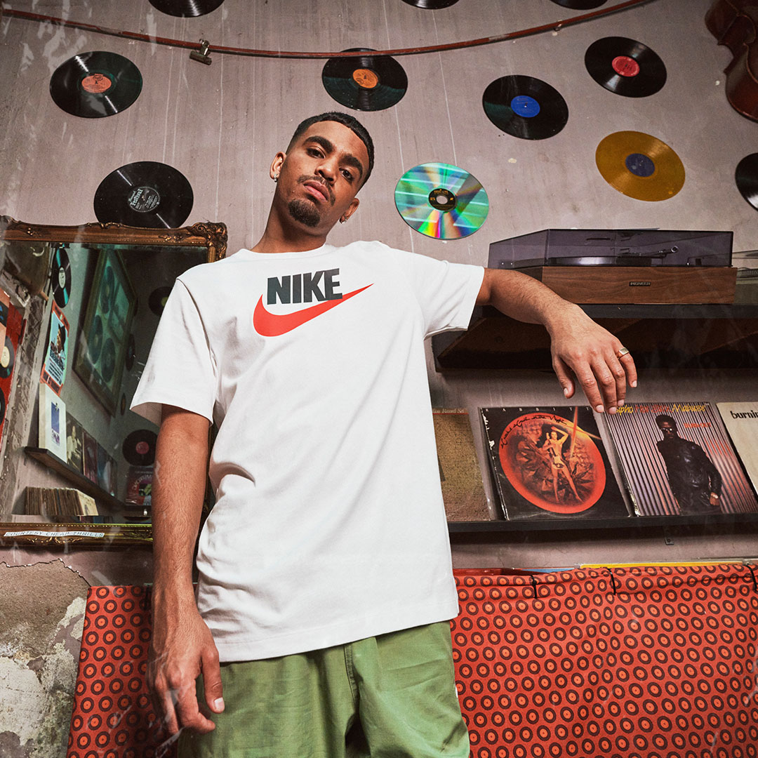 sportsceneSA's tweet photo. From Cape Town to the U.S.A, Spiroh is dominating with his upbeat positivity, kitted out with only the freshest Nike footwear & apparel.
sportscene is the House of Brands. Shop in-store & online on Bash: https://t.co/m94NUWaCfQ
#RecordStoreVibes #StreetwearFinds #Houseofbrands https://t.co/c4ojB7IhzD
