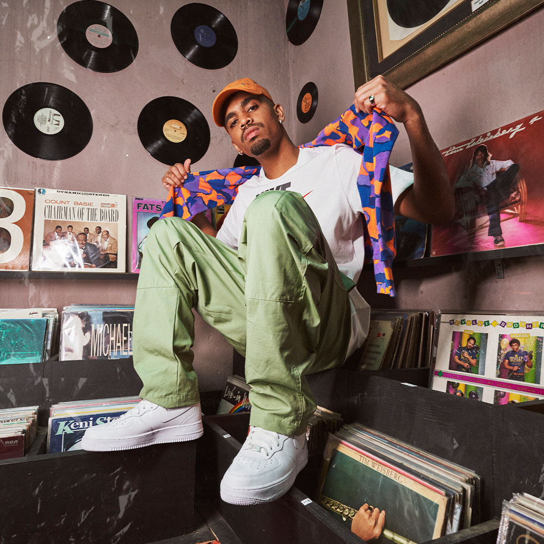 sportsceneSA's tweet photo. From Cape Town to the U.S.A, Spiroh is dominating with his upbeat positivity, kitted out with only the freshest Nike footwear & apparel.
sportscene is the House of Brands. Shop in-store & online on Bash: https://t.co/m94NUWaCfQ
#RecordStoreVibes #StreetwearFinds #Houseofbrands https://t.co/c4ojB7IhzD