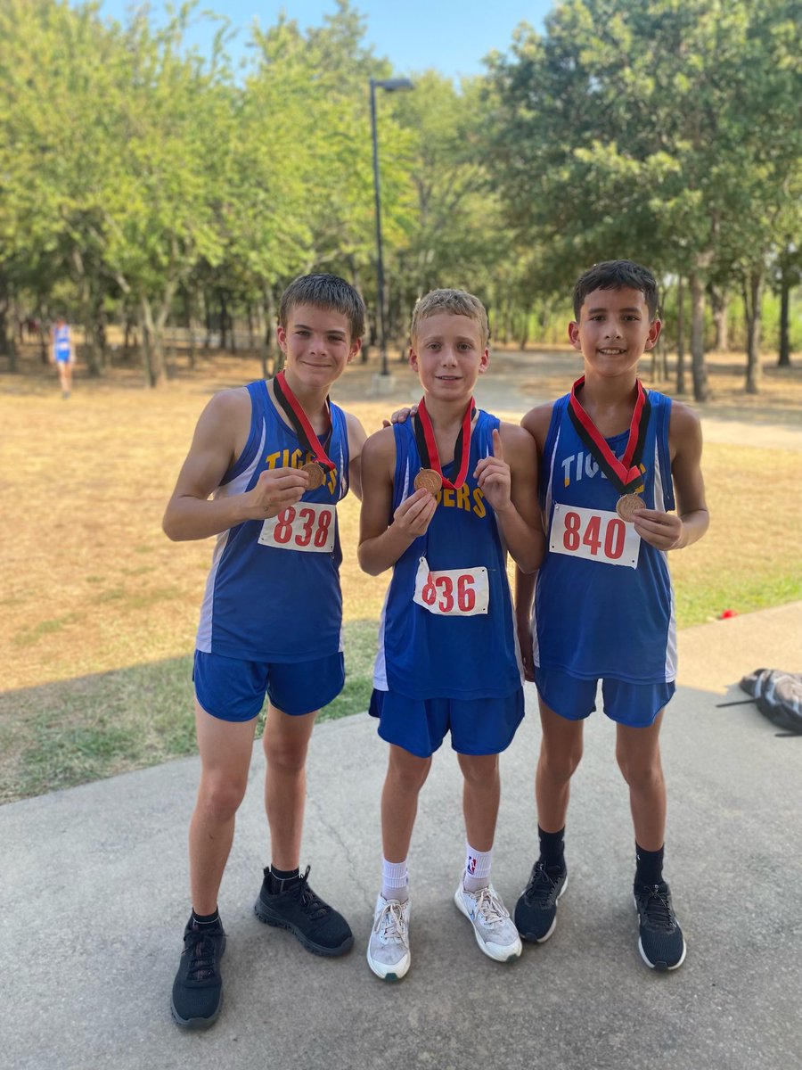 LeonardTrack's tweet photo. Extremely proud of Leonard Tigers XC today! I love seeing them compete so hard! JV boys: Joe Sheer 10th place, 4th place as team
JR High Girls: Leah Stoy 6th place
Jr High boys: Jude Davis 5th place, Maverick Clay 7th place, Kade Facundo 8th place, MS boys CHAMPS!
#LTNation https://t.co/BR8PSvgkHx
