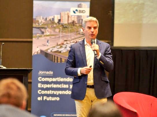 ¿Qué implica la planeación sostenible de ciudades? Significa integrar la eficiencia energética en la edificación, fomentar el transporte público y la movilidad activa, preservar espacios verdes y biodiversidad, y promover la economía circular. Pero, sobre todo, significa escuchar