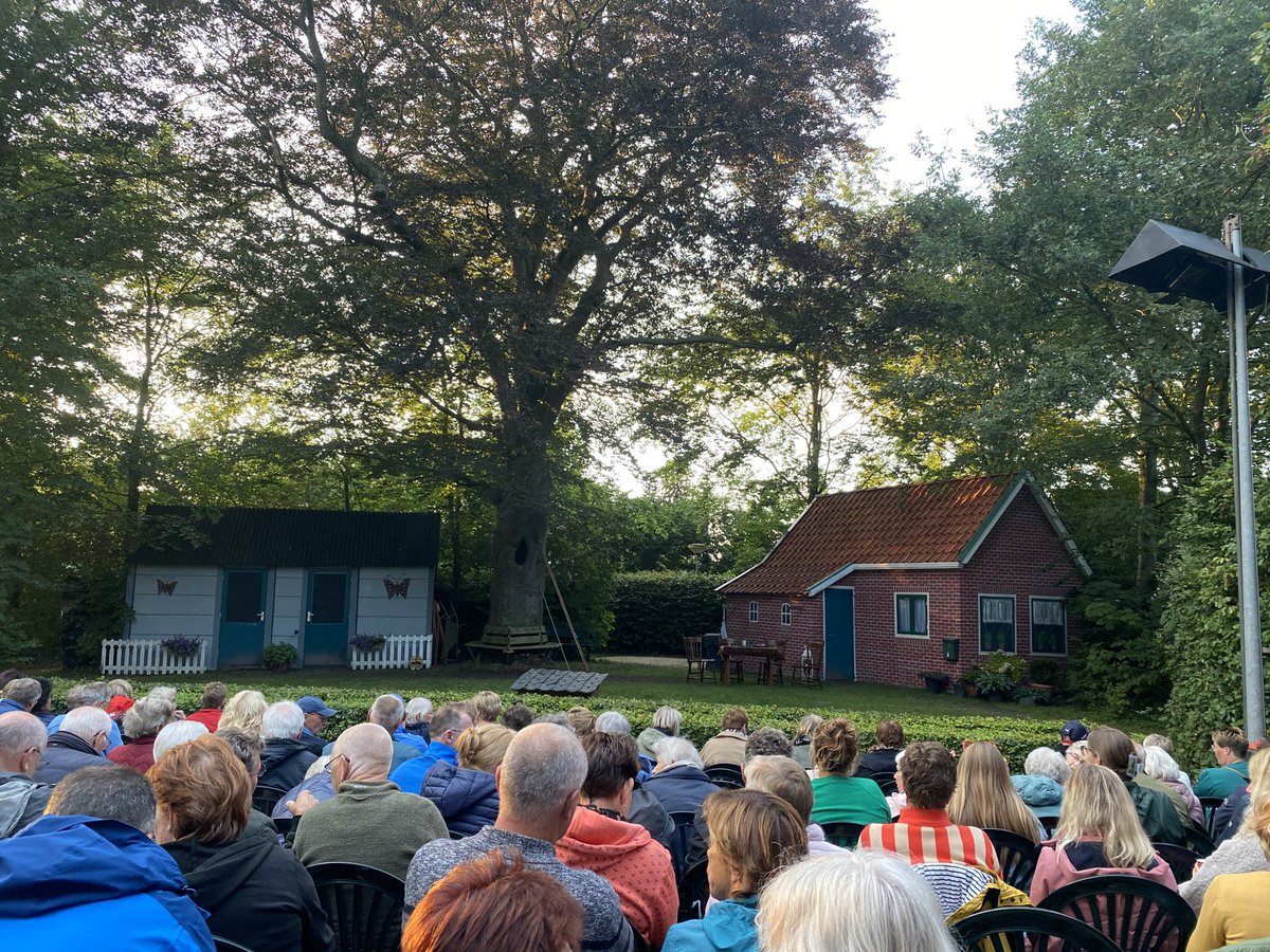 Met de steunfractie naar openluchtspel in Roderwolde: kippies in de koestal. Hopelijk houden we het droog