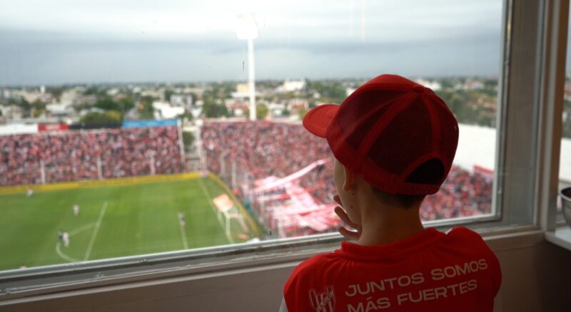 InstitutoACC's tweet photo. Una experiencia Monumental en el palco sensorialmente amable 🇦🇹

El pasado 2 de abril, el Monumental se convirtió en el primer estadio del país en tener un lugar especialmente adaptado para que personas que han recibido el diagnóstico de TEA y otras neurodiversidades, puedan disfrutar de un partido de fútbol con comodidad.

👉🏻 Por ese motivo, nos acercamos a los familiares y chicos que han asistido al palco sensorial para conocer sus sensaciones después de haber presenciando un encuentro desde ese lugar.

📲 https://t.co/IBEMvyzwvE

#JuntosSomosMasFuertes 🔴⚪