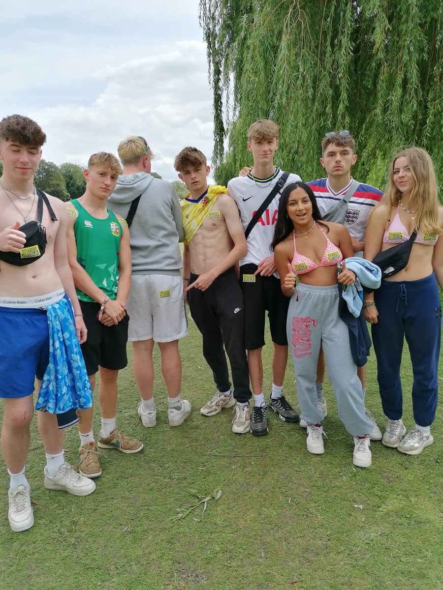 BerkshireforEU's tweet photo. @TheSnuts @OfficialRandL Hi ππ½ @TheSnuts #ReadingFestival is looking forward to welcoming you! @BerkshireforEU's #BollocksToBrexit stickers have been a massive hit. Let us know if you want some up on stage! And don't forget to let your crowds know #BrexitIsBollocks https://t.co/IEm92Q1h0l