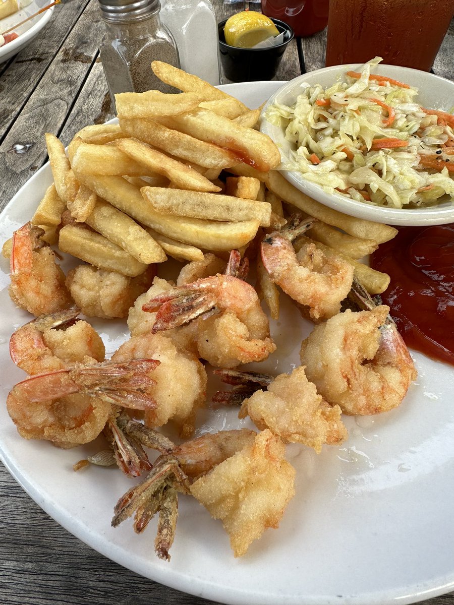 Last day stateside for 8 or 9 months. Treated him to the best seafood in South Carolina. @HudsonsSeafood before dropping him back off at #FortStewart❤️🤍💙🇺🇸