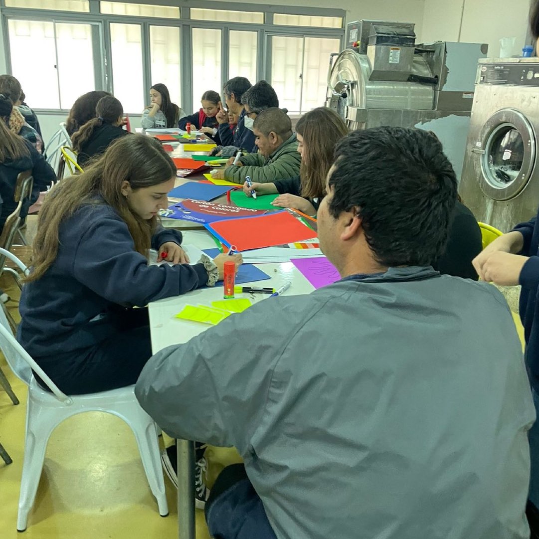 Los días miércoles 2 y miércoles 9 de agosto recibimos a los estudiantes del 7° A y B del colegio "Nuestra señora del camino", quienes convivieron y conocieron la rutina de los participantes del programa la Burbuja.
#talleres #compartir #estudiantes  #participacion #solidaridad