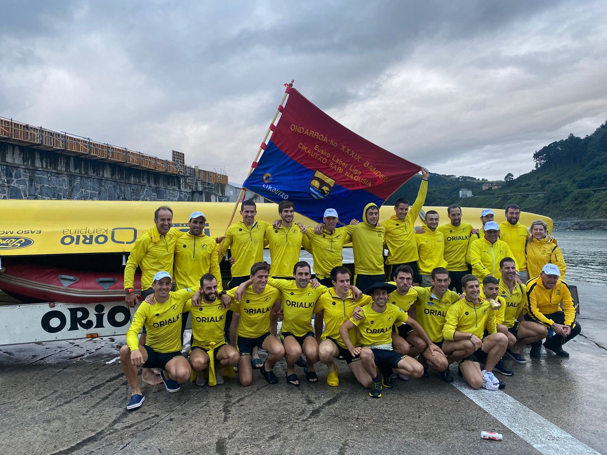 CRO_OrioAE's tweet photo. Ondarroako bandera etxera ! Gure ligako lehen bandera ! Aupa mutilak ZORIONAK eta Aupa Orio ! #nioriorekin https://t.co/5yAlxPvNdo