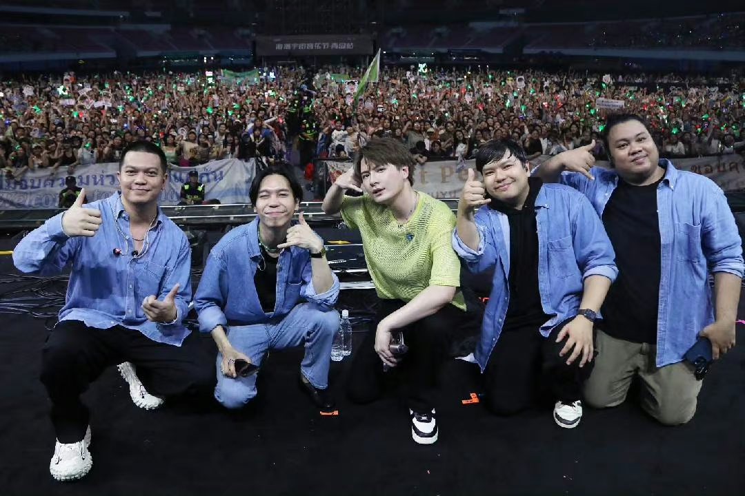 感谢姐妹最后把凳子借出来让我可以站上凳子为他<a href="/kristtps/">คุณพี⛅💛</a> 举起属于他的大旗，唯一可惜的是去了机场却没有送机成，没有把礼物送到他的手里，不过没有关系，10月我们再见🥰🥰🥰🥰🥰
<a href="/kristtps/">คุณพี⛅💛</a> 
#KristPerawat 
#青岛海潮音乐节