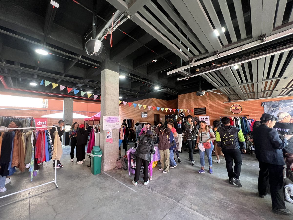 Roa_dice's tweet photo. Oigan hoy en el barrio San Felipe hay una feria de moda sostenible. Más de 20 emprendimientos de ropa de segunda y accesorios a precios MUUUUY económicos.
Habrá flash Tatto y Dj Set toda la tarde.
Estamos en la Cra 23 #74a - 32 hasta las 8:00pm. https://t.co/JcZ8VzIneC