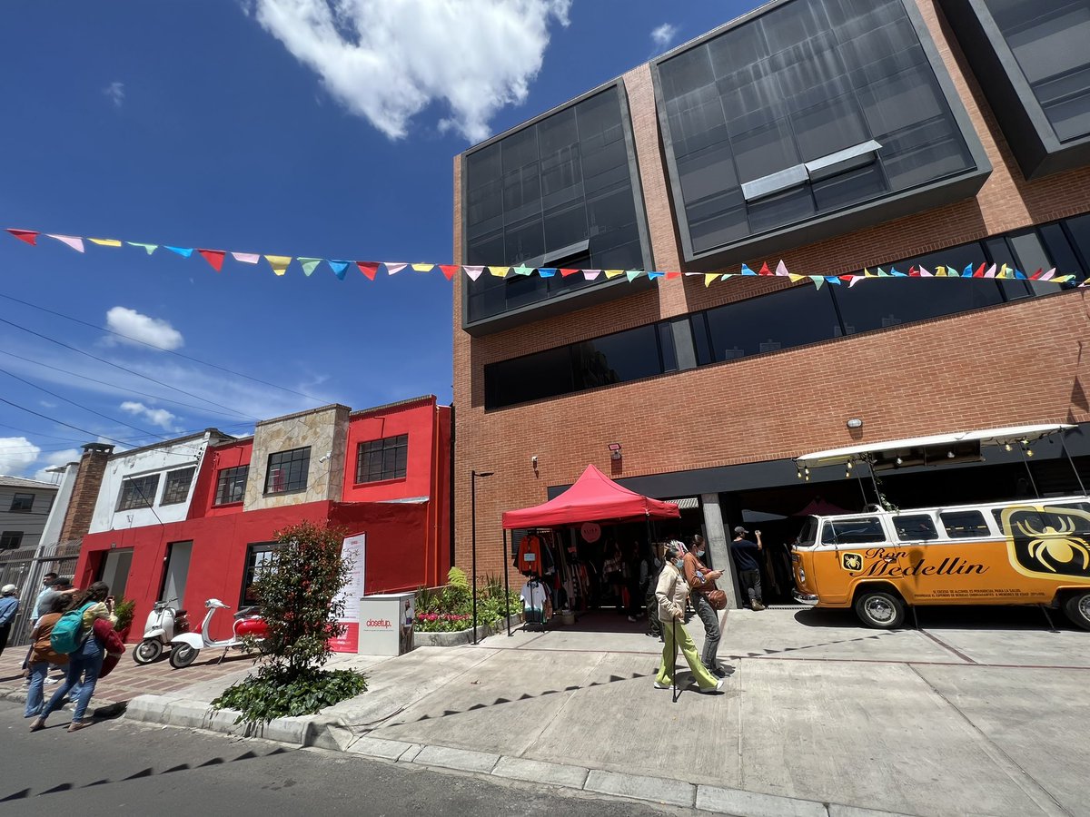 Roa_dice's tweet photo. Oigan hoy en el barrio San Felipe hay una feria de moda sostenible. Más de 20 emprendimientos de ropa de segunda y accesorios a precios MUUUUY económicos.
Habrá flash Tatto y Dj Set toda la tarde.
Estamos en la Cra 23 #74a - 32 hasta las 8:00pm. https://t.co/JcZ8VzIneC