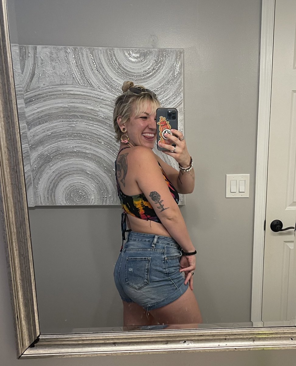 the_smallestfry's tweet photo. slowly dying, but at least I look good doing it 💅🏼 https://t.co/pAlZ8kTlLH