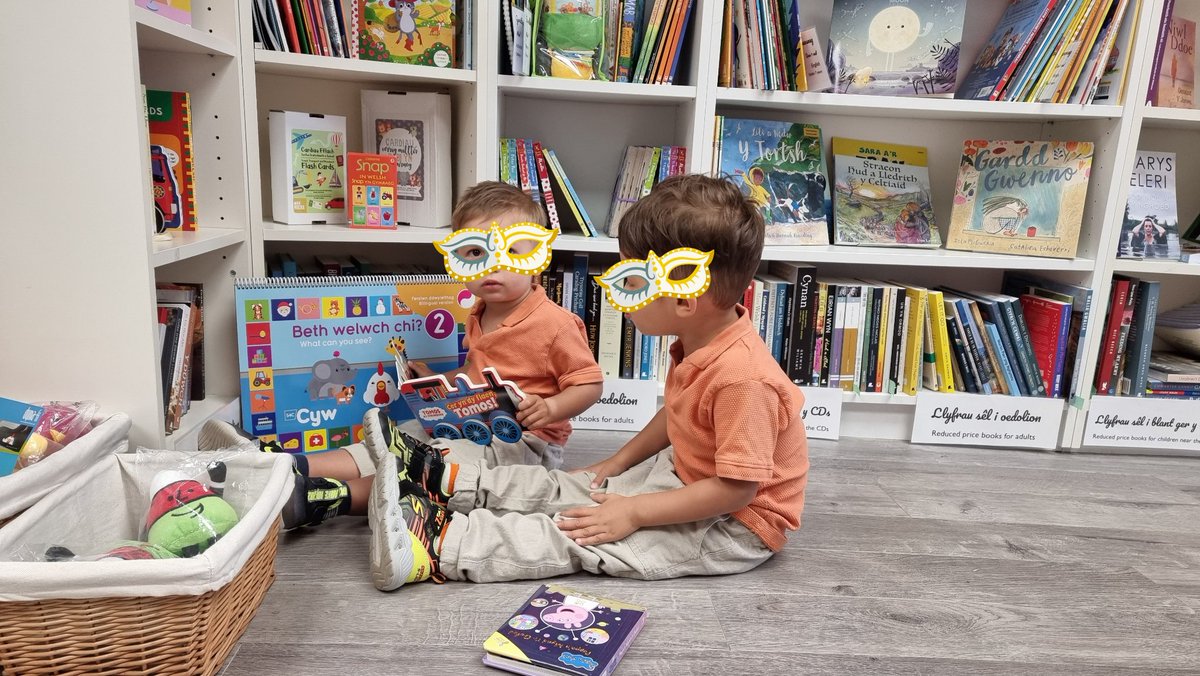 <a href="/SiopCwlwm/">Siop Cwlwm OMB</a> after traveling from Cardiff to know more about Oswestry, we had a fantastic time in your book siop today, it is great to find a welsh shop in England! Thank you for being so welcoming, diolch yn fawr Sian!