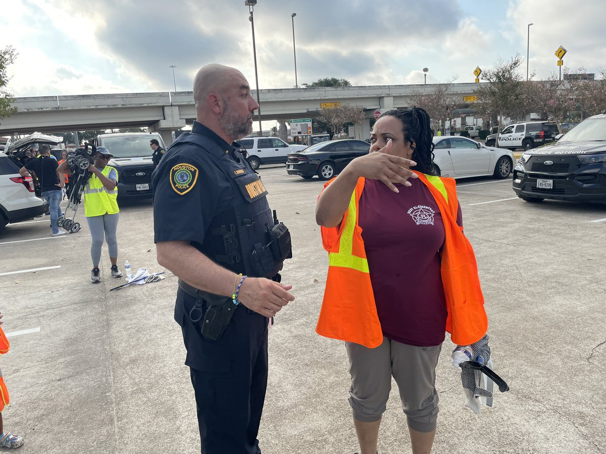 houstonpolice's tweet photo. “This is a testament to the greatness of this community and and this city. “- HPD Cmdr. @rhardy538 

Thanks to all our partners and volunteers who came out for @houmayor Turner’s #OneCleanHouston initiative. It takes all of us working together. @AliefISD @edward_pol5514 https://t.co/MXB3itB3FY